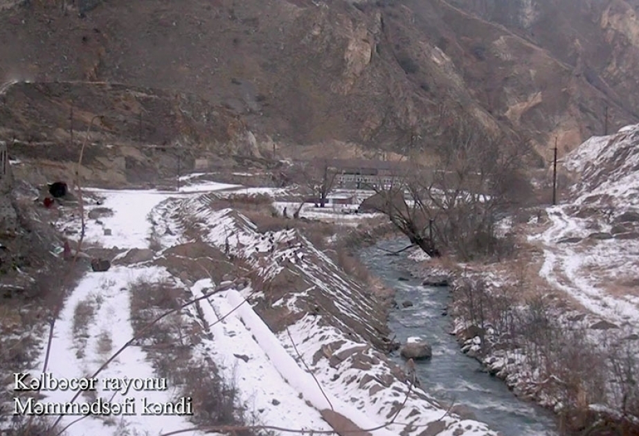 Verteidigungsministerium veröffentlicht Videoaufnahmen aus dem von Besatzung befreiten Dorf Mammadli in Region Kelbadschar VIDEO