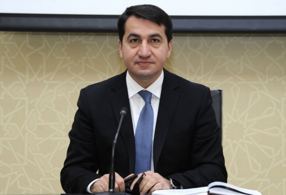 Hikmet Hajiyev hält Treffen zur Bildung öffentlicher Räte in zentralen Exekutivorganen ab