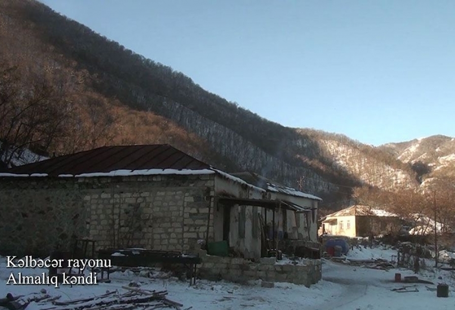 Verteidigungsministerium: Videoaufnahmen aus dem von Besatzung befreiten Dorf Almalig in Region Kelbadschar VIDEO