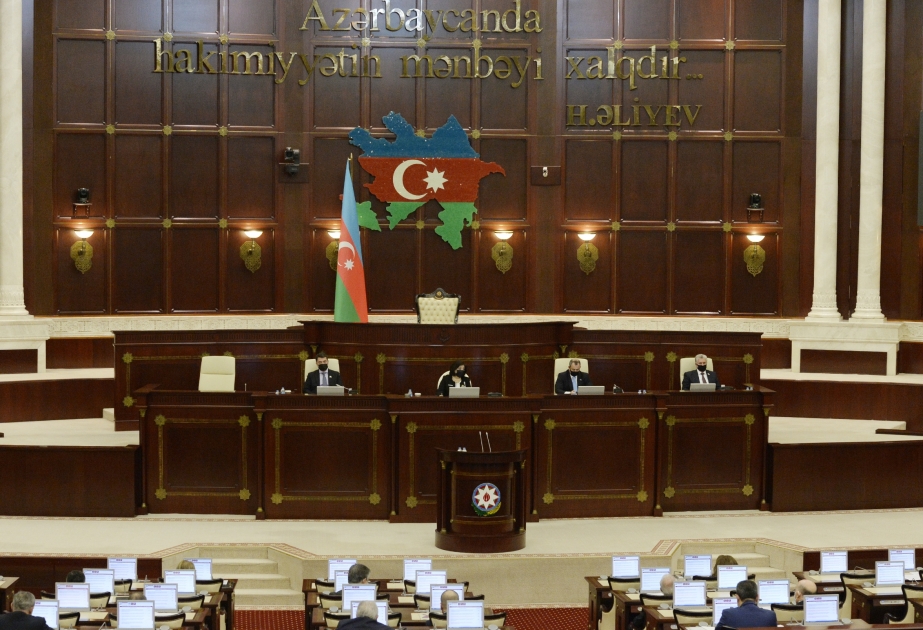 Проходит пленарное заседание Милли Меджлиса