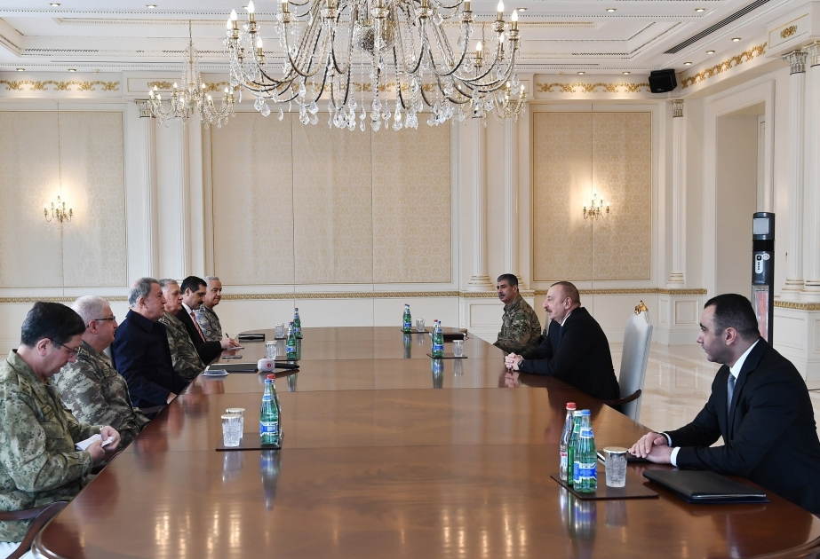 Präsident Ilham Aliyev empfängt türkische Delegation um nationalen Verteidigungsminister VIDEO