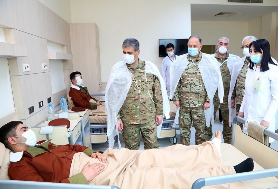 Müdafiə naziri bayramlar münasibətilə hərbi hospitalda olub VİDEO