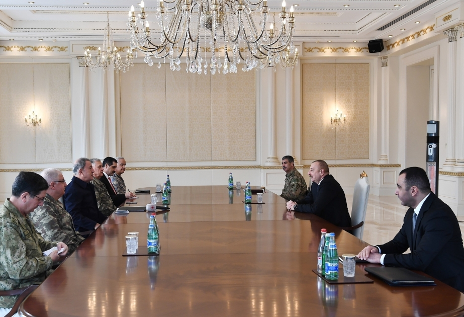 El Presidente Ilham Aliyev recibió a la delegación encabezada por el Ministro de Defensa Nacional de Turquía