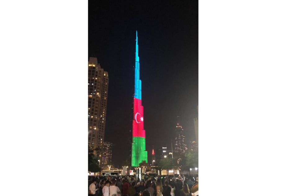Burj Khalifa iluminado con la bandera azerbaiyana en la víspera de Año Nuevo