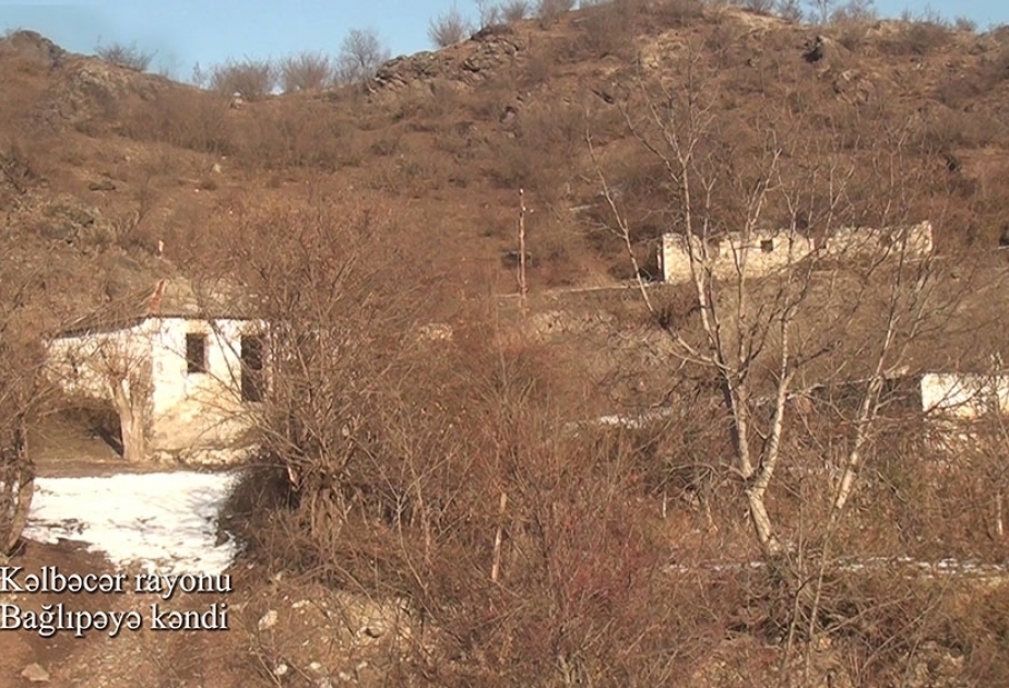 Verteidigungsministerium: Videoaufnahmen aus dem von Besatzung befreiten Dorf Baghlipaya in Region Kelbadschar