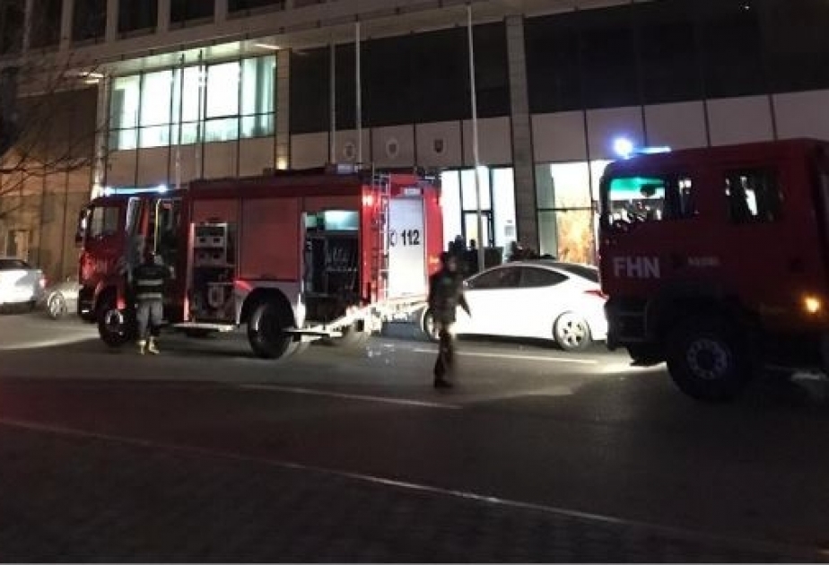 Xətai rayonunda yaşayış binasında yanğın zamanı beş sakin təhlükəsiz əraziyə təxliyə olunub