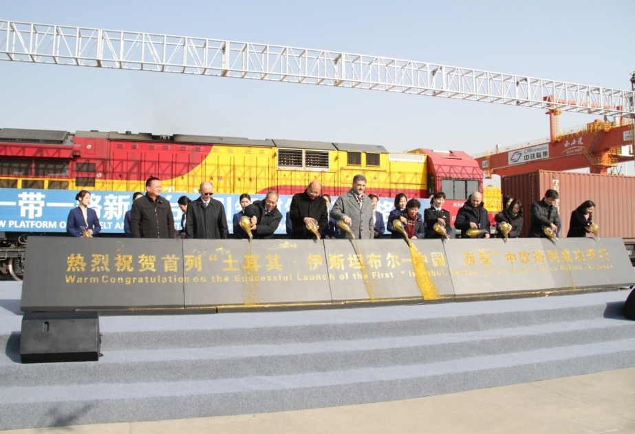 土耳其向中国出口货物的货运列车到达巴库