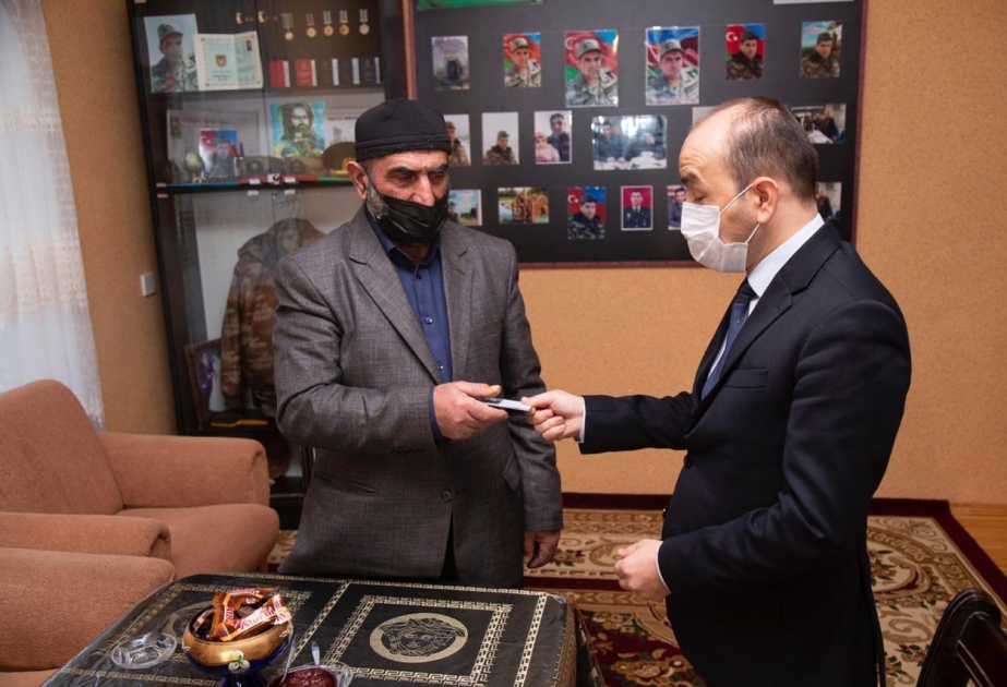 Nazirliyin əməkdaşları üç rayonda şəhid ailələri ilə görüşərək onlara təqaüd kartlarını təqdim ediblər