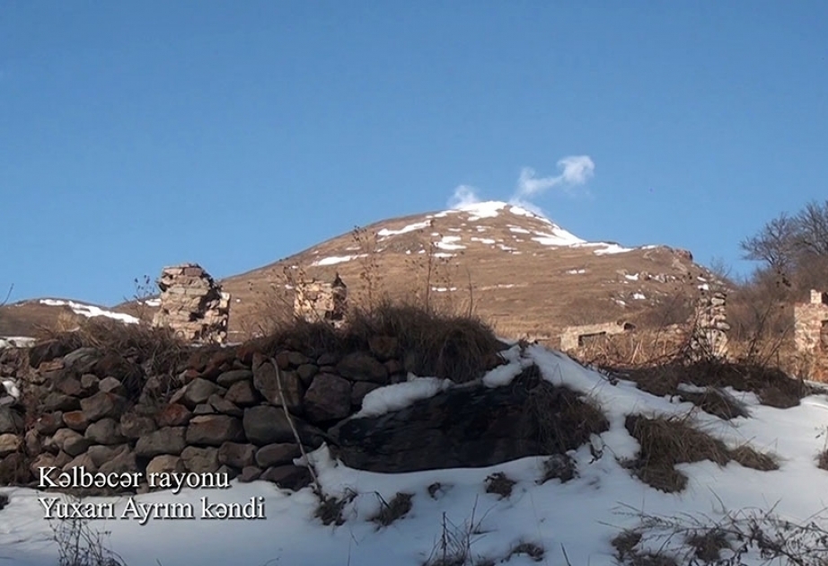 Verteidigungsministerium: Videoaufnahmen aus dem von Besatzung befreiten Dorf Yukhari Ayrim in Region Kelbadschar VIDEO