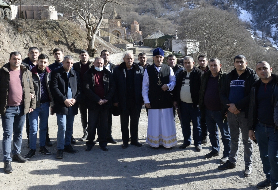 Vertreter der albanisch-udischen christlichen Gemeinde feieren Weihnachten im Kloster Khudawang in Kelbadschar