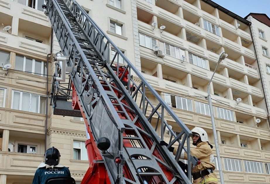 Suraxanı rayonunda yaşayış binasında yanğın zamanı 10 nəfər sakin təhlükəsiz əraziyə təxliyə olunub