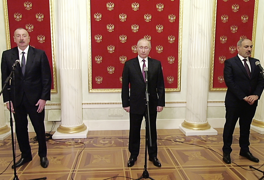 Le président russe, le président azerbaïdjanais et le premier ministre arménien font des déclarations à la presse VIDEO