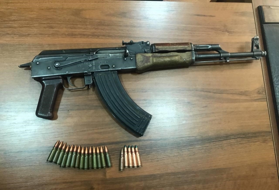 Nəsimi rayonunda üzərində “Kalaşnikov” markalı avtomat gəzdirən şəxs saxlanılıb