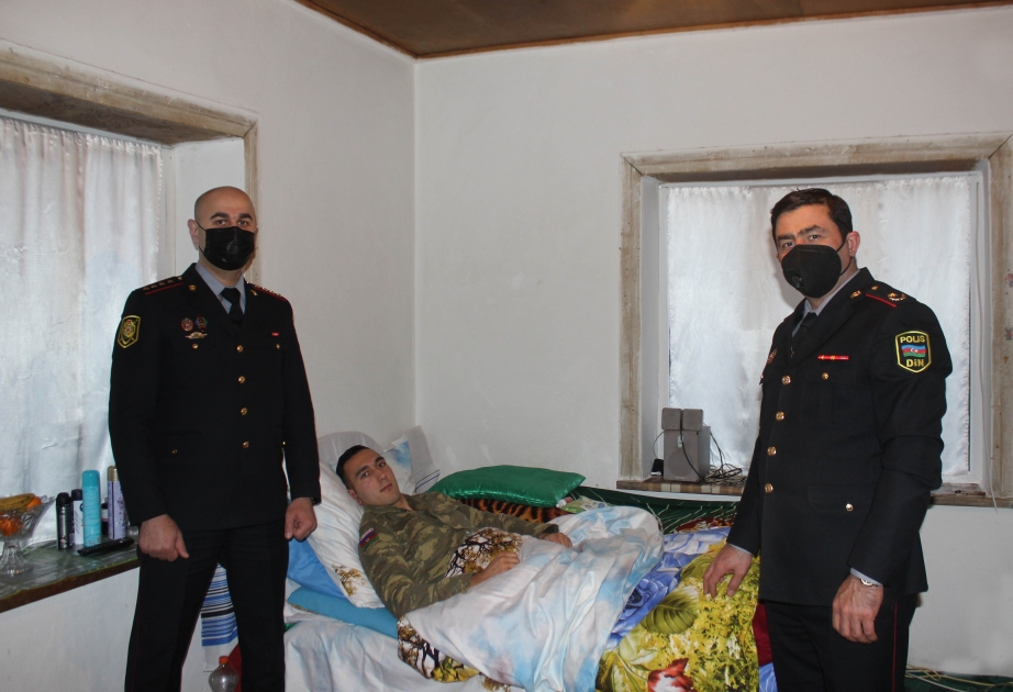 Şuşa döyüşlərində yaralanan qaziyə evində yeni şəxsiyyət vəsiqəsi təqdim olunub
