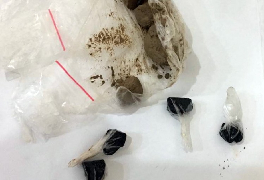 Baş Dövlət Yol Polisi İdarəsinin saxladığı avtomobildən 2 kiloqramdan çox narkotik vasitə aşkarlanaraq götürülüb