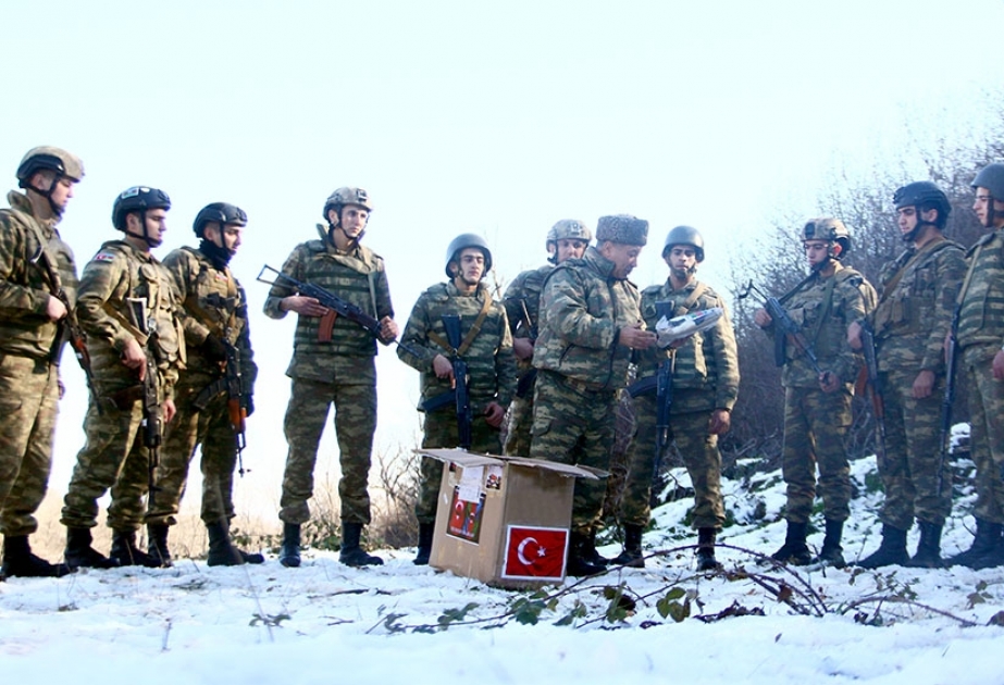Türkiyə məktəblilərinin məktubları Azərbaycan əsgərinə təqdim edilib VİDEO