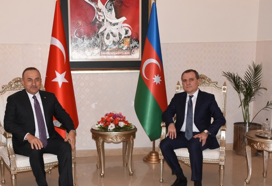 Cancilleres de Azerbaiyán y Turquía discuten la situación actual en Karabaj