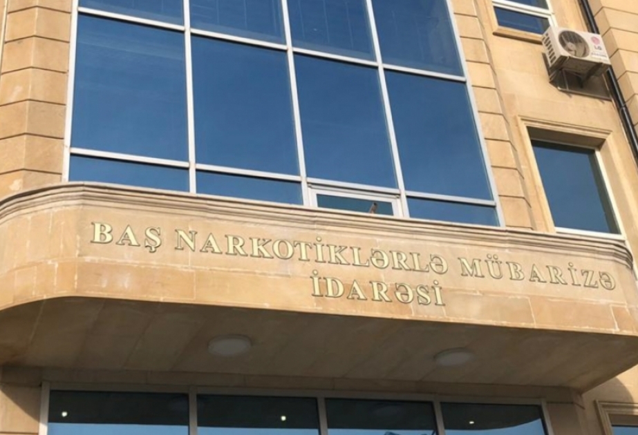 Narkotiklərin qanunsuz dövriyyəsində şübhəli bilinən şəxsin evində 25 kiloqramdan çox heroin aşkarlanıb
