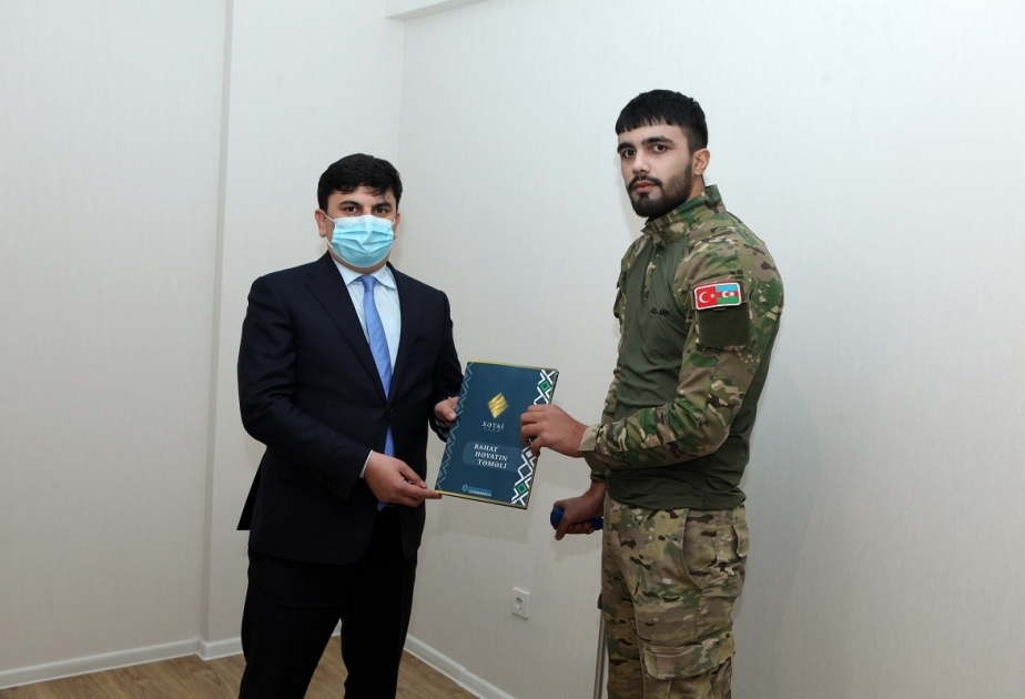 Представитель Министерства труда и социальной защиты населения вручил участнику войны ключи от новой квартиры