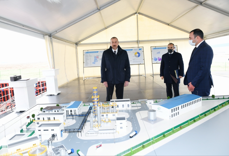 Le président Ilham Aliyev pose la première pierre de deux usines et inaugure une entreprise de fabrication de verre feuilleté au Parc industriel chimique de Soumgaït VIDEO