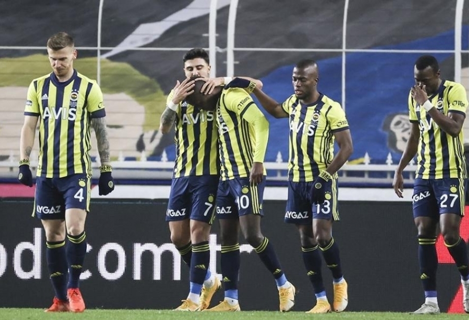 Fenerbahçe mantiene la presión sobre Beşiktaş en la carrera por el título