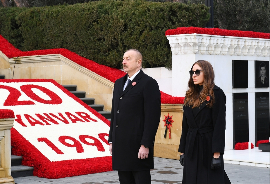 20. Januartragödie 1990: Präsident Ilham Aliyev und First Lady Mehriban Aliyeva besuchen Märtyrerallee VIDEO