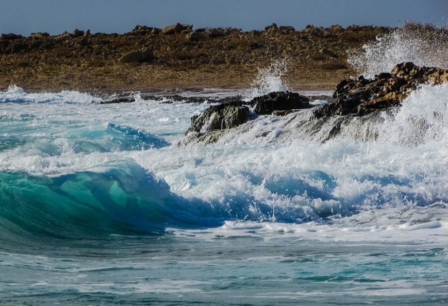 ارتفاع موجات في بحر الخزر إلى 4.2 أمتار