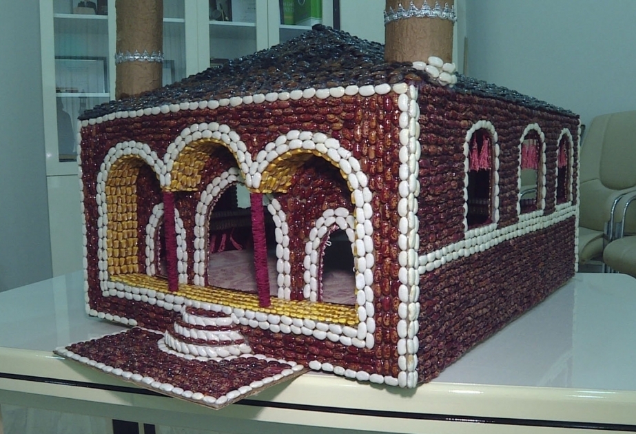 Joven decorador, que hizo una maqueta de la mezquita Govhar aga
