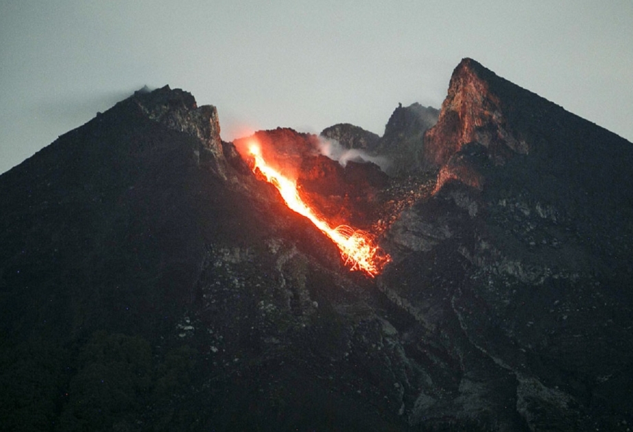 İndoneziyanın ən fəal Merapi vulkanı püskürməyə başlayıb VİDEO