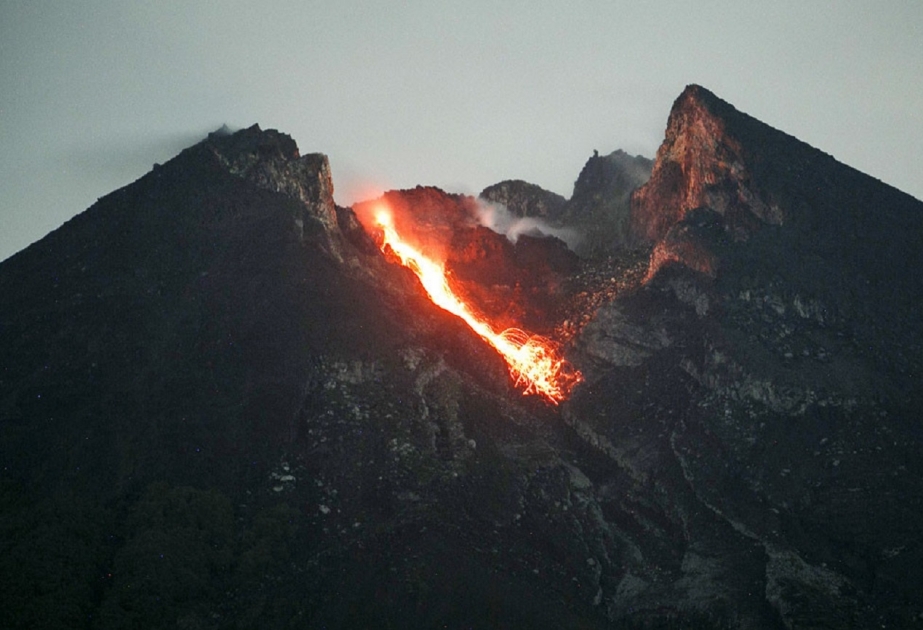 Началось извержение самого активного вулкана в Индонезии