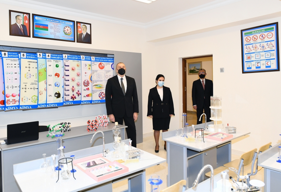 El presidente Ilham Aliyev vio las condiciones creadas en las escuelas recién reconstruidas