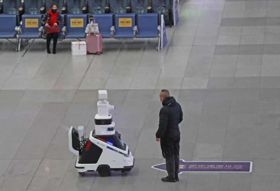 В Китае появились роботы для дезинфекции и измерения температуры тела