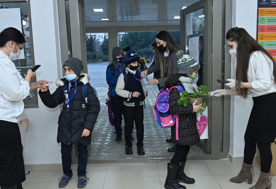 В фотообъективе - дети, вернувшиеся в школу