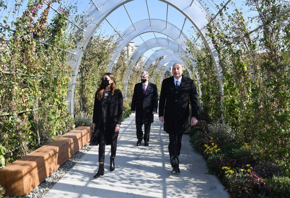 Präsident Ilham Aliyev und First Lady Mehriban Aliyeva lernen im Yasamal Distrikt neu angelegten Waldpark kennen VIDEO
