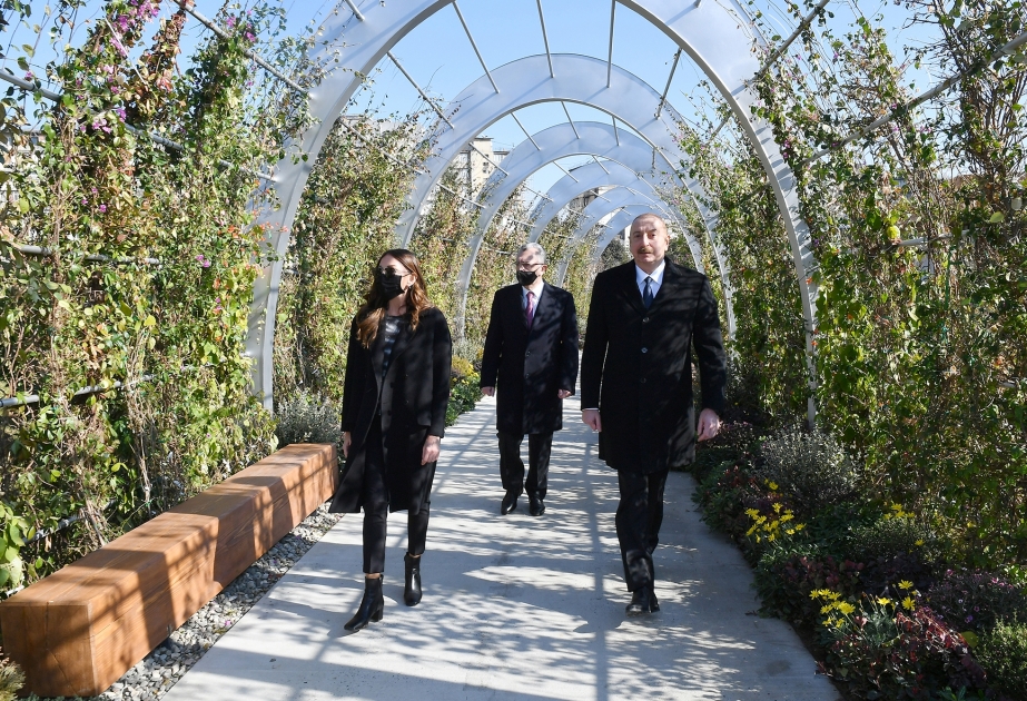 Le président Ilham Aliyev et la première dame Mehriban Aliyeva parrticipent à l'ouverture d'un nouveau parc dans l’arrondissement de Yasamal de la capitale VIDEO