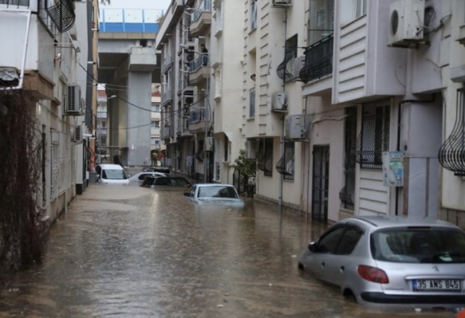 Türkiyədə meydana gələn sel nəticəsində bir nəfər həlak olub VİDEO