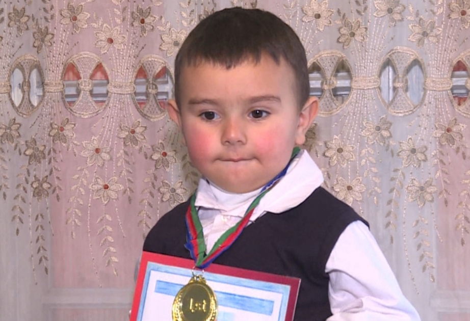 Üç yaşı var, sərbəst yazıb oxuyur, Quran ayələrini əzbər bilir  FOTO VİDEO