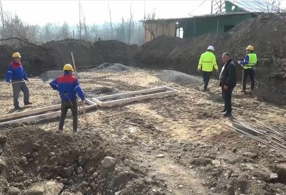 Las casas destruidas por el fuego de los cohetes del ejército armenio están siendo reconstruidas en Bardá