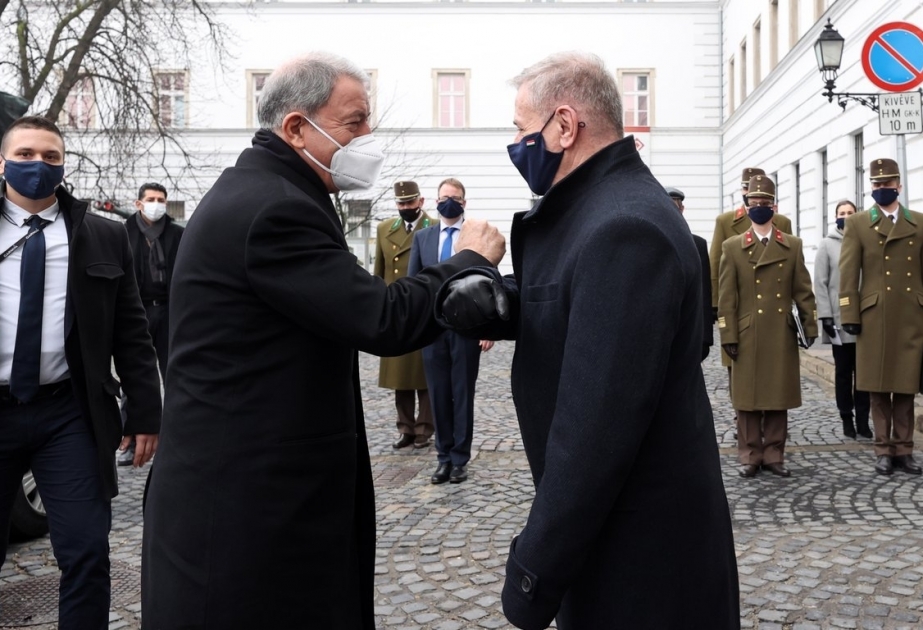 Los ministros de Defensa de Hungría y Turquía hablan de Azerbaiyán, los Balcanes, Libia y Afganistán