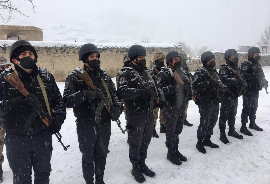 Polis əməkdaşları və Daxili Qoşunların hərbi qulluqçuları dağlar qoynunda xidmət aparırlar
