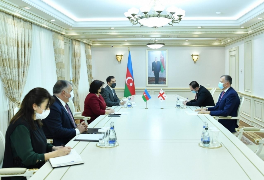La presidenta del parlamento azerbaiyano y el embajador georgiano analizan las perspectivas de desarrollo de los vínculos