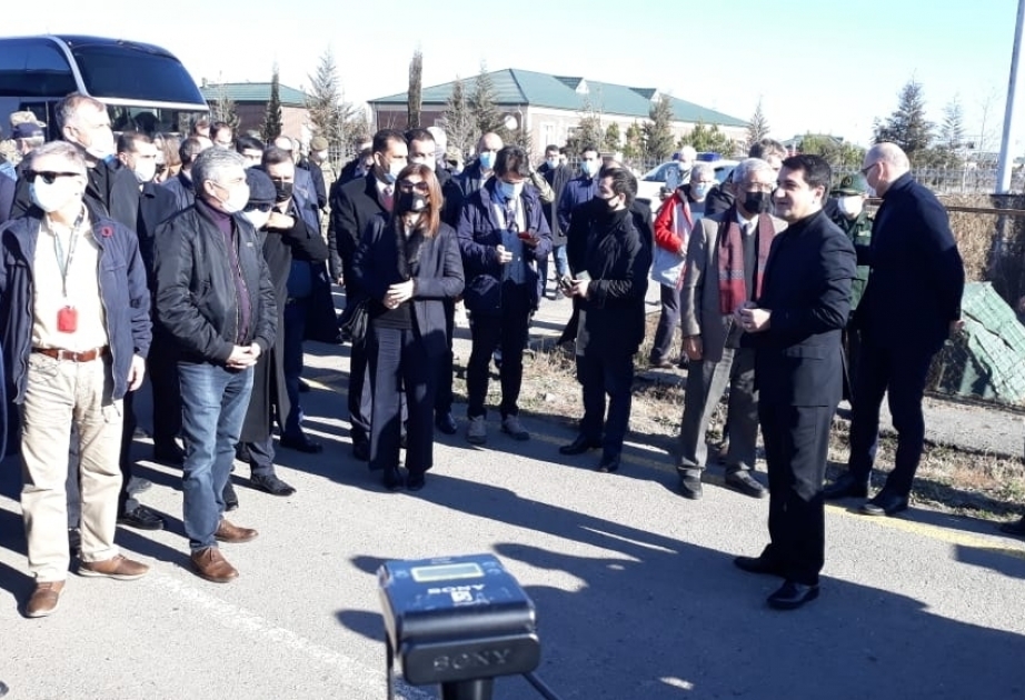 Des diplomates et attachés de défense étrangers effectuent une visite à Djabraïl pour voir les traces de la barbarie arménienne