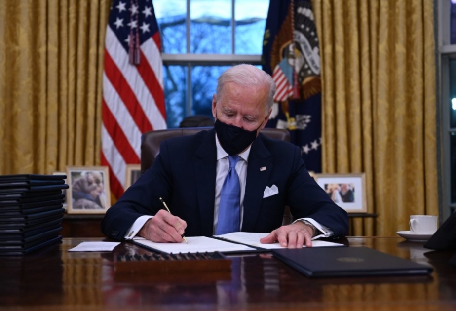 Администрация Байдена собирается разослать защитные маски всем семьям в США
