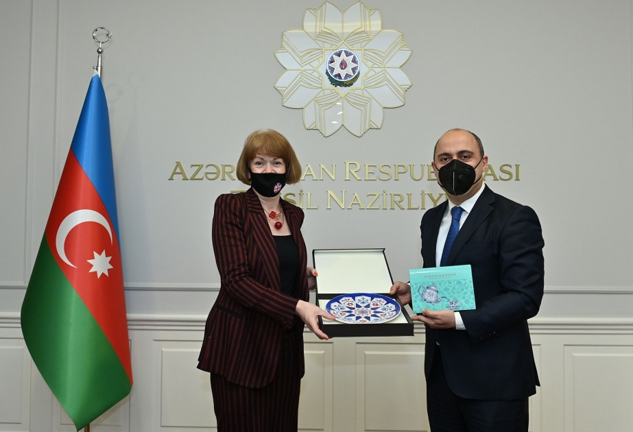 Ministro de Educación azerbaiyano se reúne con la ministra británica