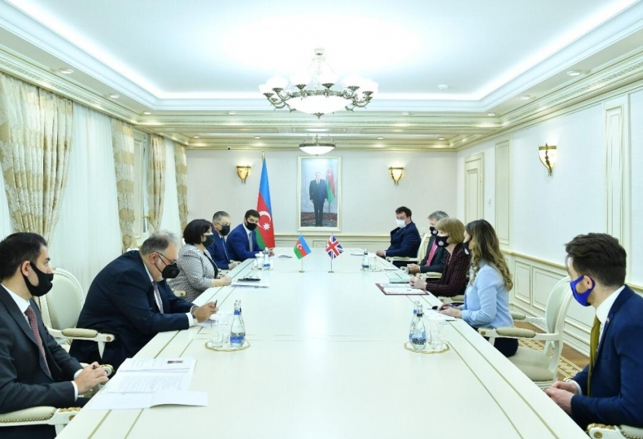 La presidenta del parlamento azerbaiyano se reúne con la ministra de Estado británica
