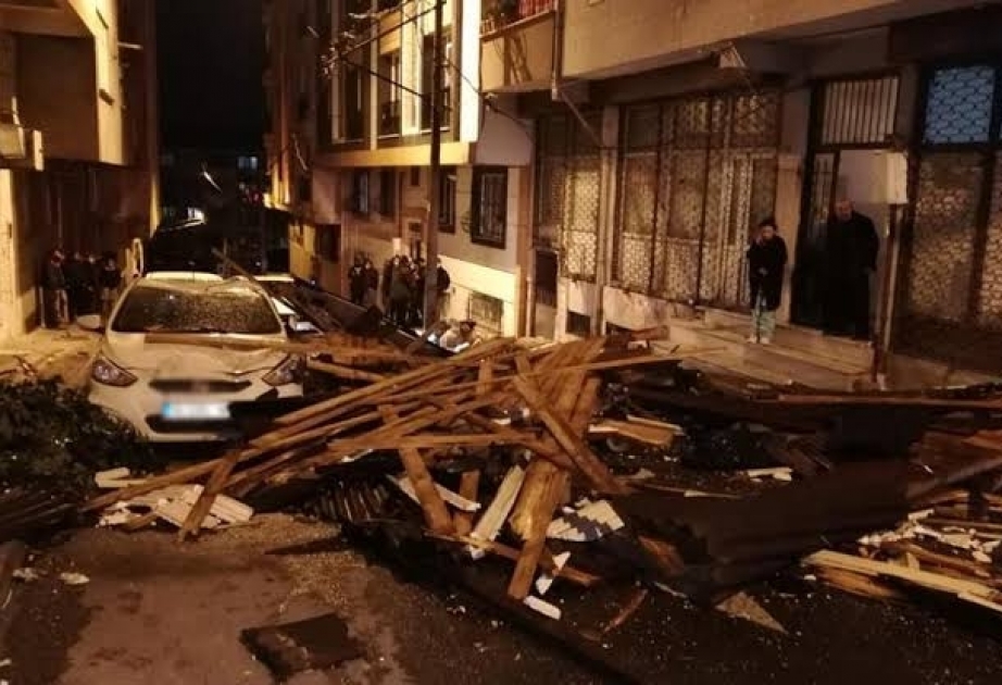 İstanbulda əsən güclü külək 193 binanın dam örtüyünü uçurub