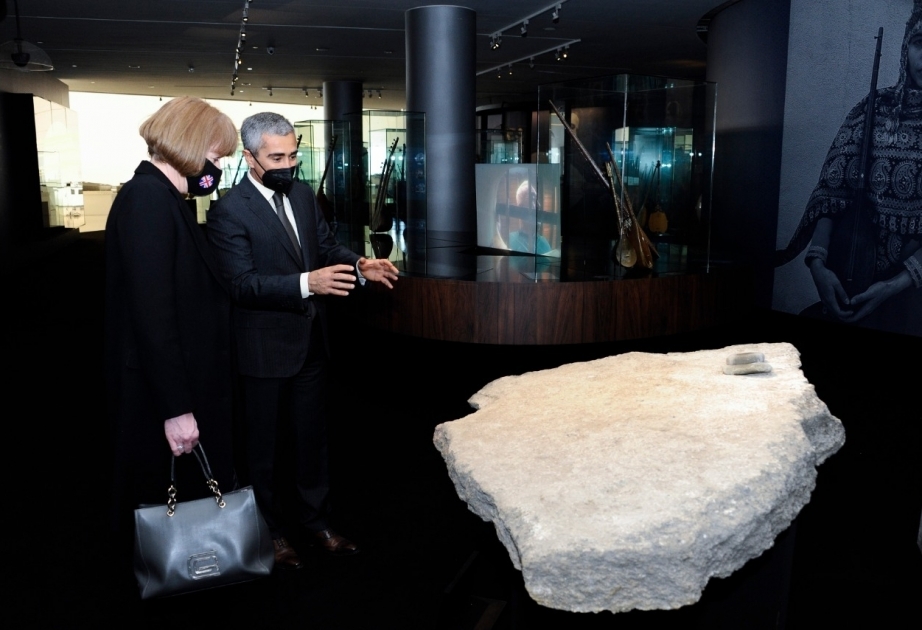 La ministra de Estado británica Wendy Morton visita el Centro Heydar Aliyev