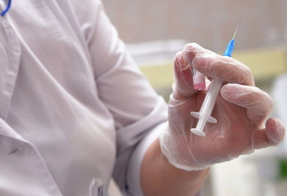 Los pacientes de edad avanzada son vacunados tras un examen exhaustivo y completo