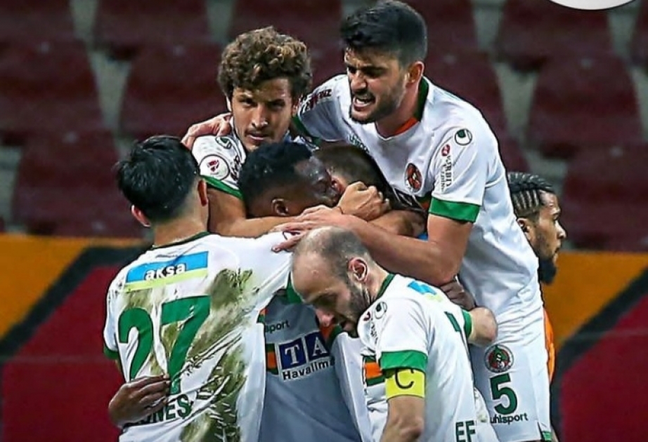“Qalatasaray” doğma meydanda “Alanyaspor”a məğlub olaraq Türkiyə kuboku uğrunda mübarizəni dayandırıb