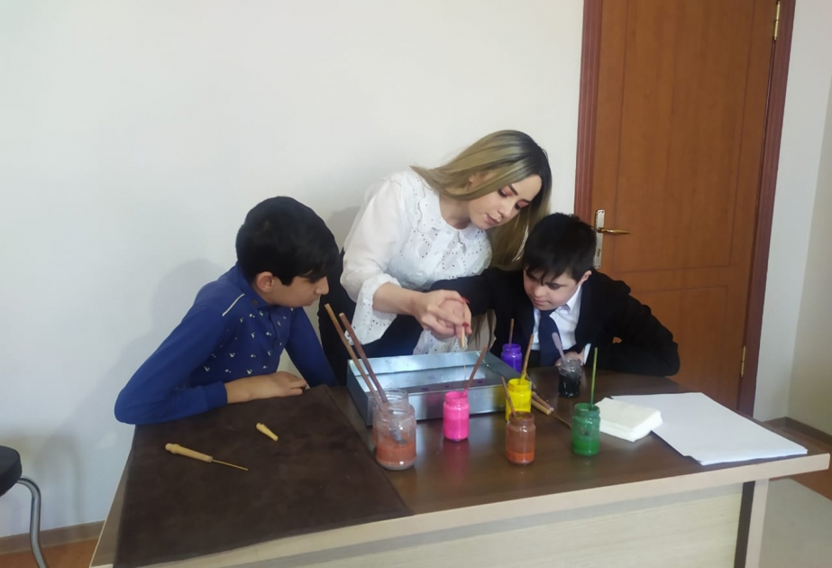 Sağlamlıq imkanları məhdud uşaqlar üçün ebru sənəti dərnəyində kurs təşkil edilib
